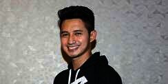Video Chand Kelvin Salat di Dalam Kereta Tuai Pujian