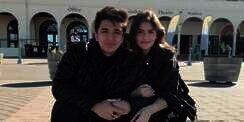 Pose Foto Romantis Billy Syahputra-Hilda Panen Cibiran