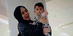 Gaya Hijab Seleb yang Tetap Stylish Saat Gendong Anak