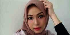 2 Bulan Pasca Orangtua Tewas, Artis Ini Mantap Berhijab