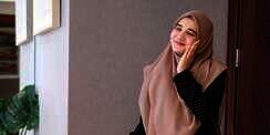 Gaya Traveling Zaskia Sungkar, Anggun dengan Hijab Syari