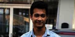 Cerita Eza Gionino Melawan Niat Bunuh Diri