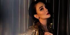 Cantik, Gaya Luna Maya dengan Makeup Freckles