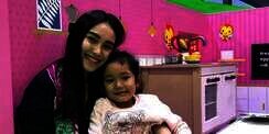 Anak Ayu Ting Ting Pose Manja, Harga Sendalnya Bikin `Gemes`