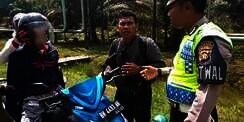 Disetop Polisi, Pengendara Motor Bonceng Tiga Ini Ternyata...