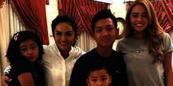 Ada yang Cemberut di Foto Keluarga KD Bersama Azriel dan Aurel