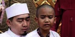 Tangis Haru Ustaz Solmed Lepas Anak ke Pesantren