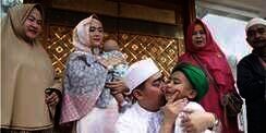 Kangen Anak Mondok, Istri Ustaz Solmed Sedih Lihat Roti