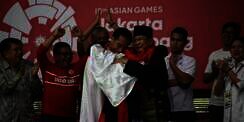Video Kala Jokowi & Prabowo Bersatu Dalam Pelukan Atlet Silat