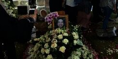 Dari London, Ibunda Fadly Albar `Hadiri` Pemakaman via Video Call