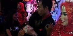 Datang ke Pernikahan Mantan, Gadis Ini Tak Mau Lepas Pelukan