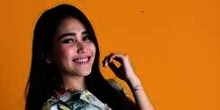 Tampil Beda, Alis Ayu Ting Ting Tuai Pujian