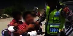Tertangkap Polantas, Bocah SD Nangis dan Cium Tangan Polisi