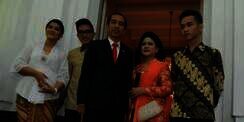 Jokowi Unggah Foto Jadul, Gibran Jadi Sorotan