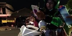 Mengharukan, Driver Gojek Ini Kerja Sambil Asuh Anak