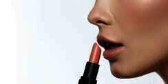 Triks Membuat Lipstik Matte Lebih Menempel dan Tahan Lama