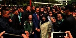 Foto Bareng Jokowi, Jari Mahasiswa Ini 'Dikoreksi' Paspampres