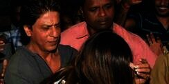 Lihat Cara Shah Rukh Khan Lindungi Istri dari Fans