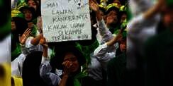 Foto Viral Mahasiswi IPB Bawa Poster Semangati Ibu yang Idap Kanker Bikin Sedih