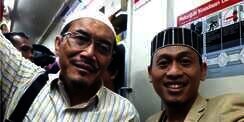 Mantan Menteri Tepergok Naik KRL, Gelantungan Pula!