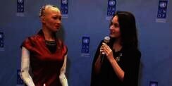 Serunya Chelsea Islan Ngobrol dengan Robot Sophia