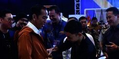 'Jas Ujan' Kekinian Ala Jokowi Kembali Hits!