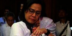 Foto Haru Tangis Sri Mulyani di Hadapan Keluarga Korban Lion Air JT 610