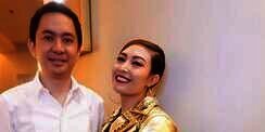 Romantis! Begini Cara Suami Perlakukan Ayu Dewi di Rumah