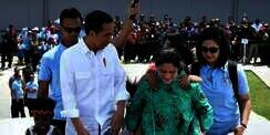 Aksi Iriana Jokowi Gendong Bocah Papua di Punggung Curi Perhatian