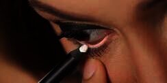 5 Cara Luar Biasa Memanfaatkan Eyeliner Putih UntuK Makeup Sehari-hari