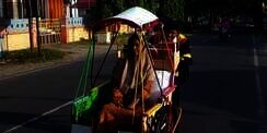 Masya Allah, Pengayuh Becak Ini Akhirnya Jadi Sarjana