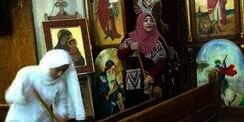 Viral, Aksi Simpatik Guru Berjilbab Ajak Anak Didik Bersihkan Gereja