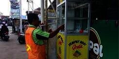 Etalase Makanan Gratis Mas Slamet untuk Kaum Dhuafa