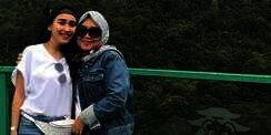 Unggah Foto Bareng Ayu Ting Ting, Hijab Ibunda Jadi Sorotan