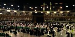 Fenomena Langka di Langit Mekah, Bulan Tepat di Atas Kabah