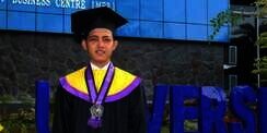Kuli Bangunan Ini Lulus dengan IPK Cum Laude