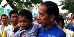 Bocah Merangkak 3 Km ke Sekolah Itu Akhirnya Bertemu Jokowi