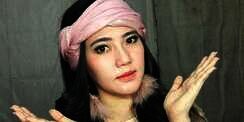 Lagi Umroh, Via Vallen Bagi-bagi Quran dari Madinah ke Penggemar