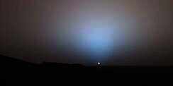 Matahari Tenggelam Terlihat Berwarna Biru di Mars