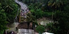 Penampakan Jembatan Padang-Bukittinggi Roboh Dihantam Banjir