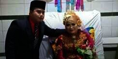 Cinta Sejati Lahir di RS, Pria Ini Menikahi Kekasih Saat Kaki Hendak Diamputasi