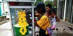 Fakta Mengharukan Tukang Siomay Jualan Sambil Gendong Anak