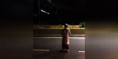 Geger Pria Berpakaian Serba Putih Sholat di Tengah Jalan Raya