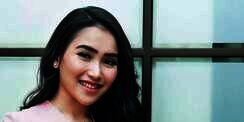 Makan di Pinggir Kolam Renang, Orangtua Ayu Ting Ting Dicibir