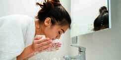 7 Alasan Tak Boleh Cuci Wajah Pakai Sabun Mandi