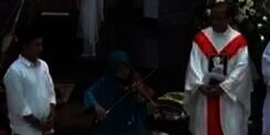 Viral Gadis Berjilbab Mainkan Biola di Gereja