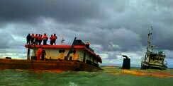 Usai Angin Kencang, Laut Buton Menguning