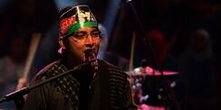 Gendong Satu-satunya Anak Aa Jimmy yang Selamat, Apoy Wali Band Bikin Nangis
