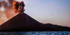 Kata Mbah Rono Soal Retakan di Gunung Anak Krakatau