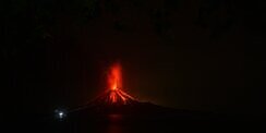 Gunung Anak Krakatau Tidak Akan Meletus Seperti Ibunya